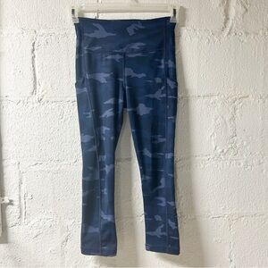 Athleta Ultimate Stash Pocket Camo Capri Leggings Sz XS Blue INC